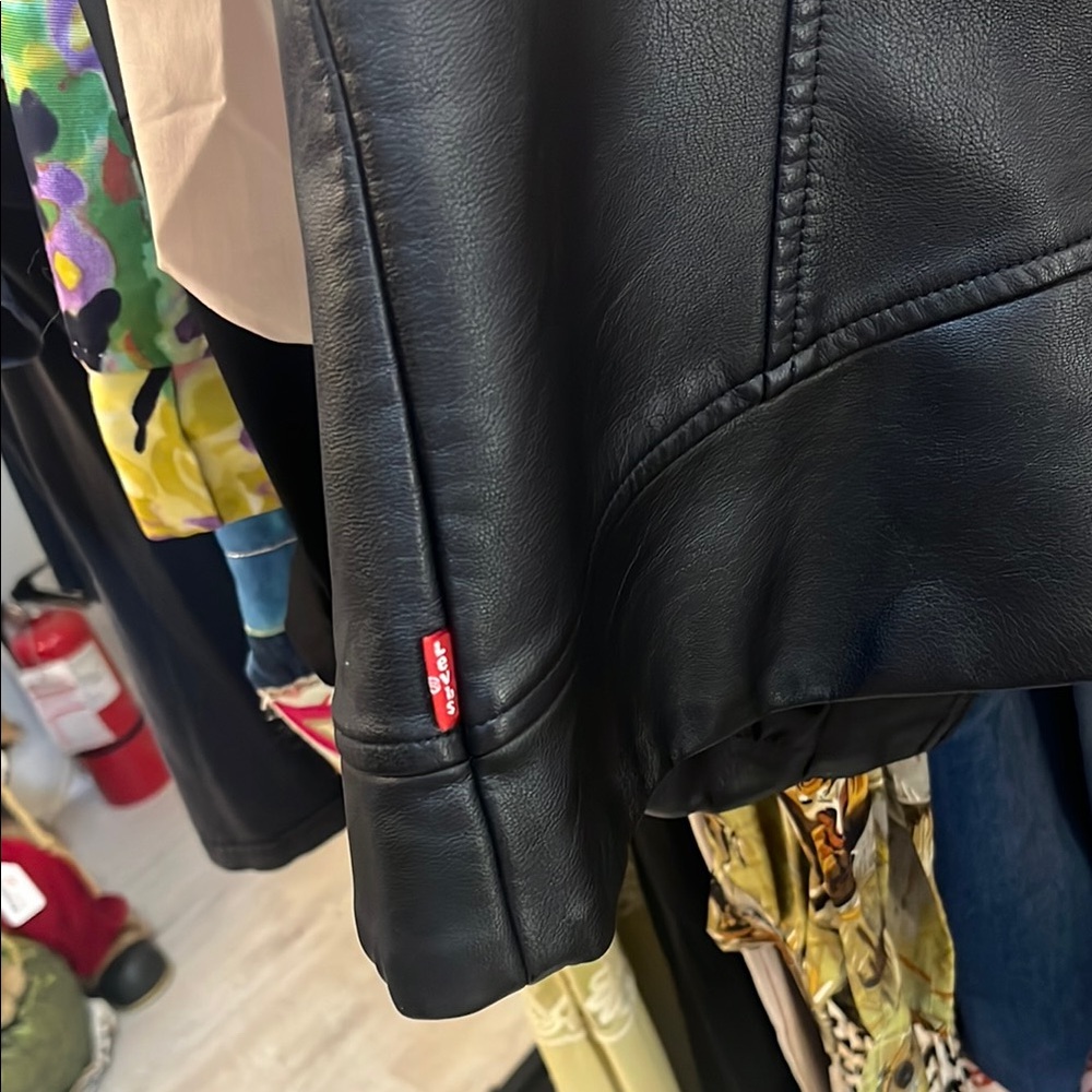 Levi's Classic Black Leather Jacket - Picture 4 of 6
